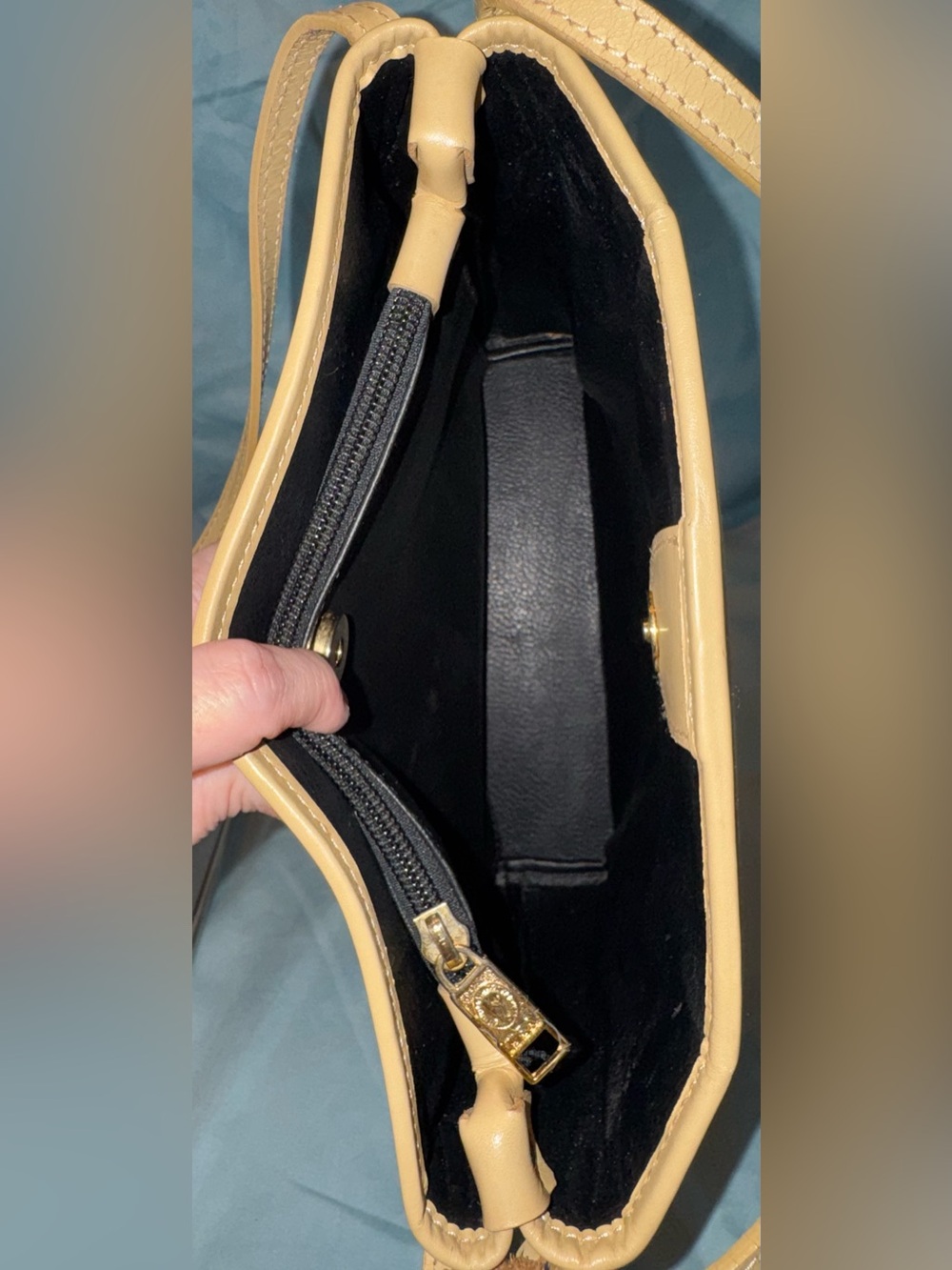 Dooney & Bourke Black & Tan Leather Shoulder Bag with Logo Medallion & Hang Tag - Picture 12 of 16